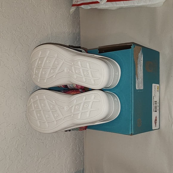 New in Box Bzees Women's Smile II, Wavestripe Multi-Colored Sandals Size 8 Light - Picture 4 of 15